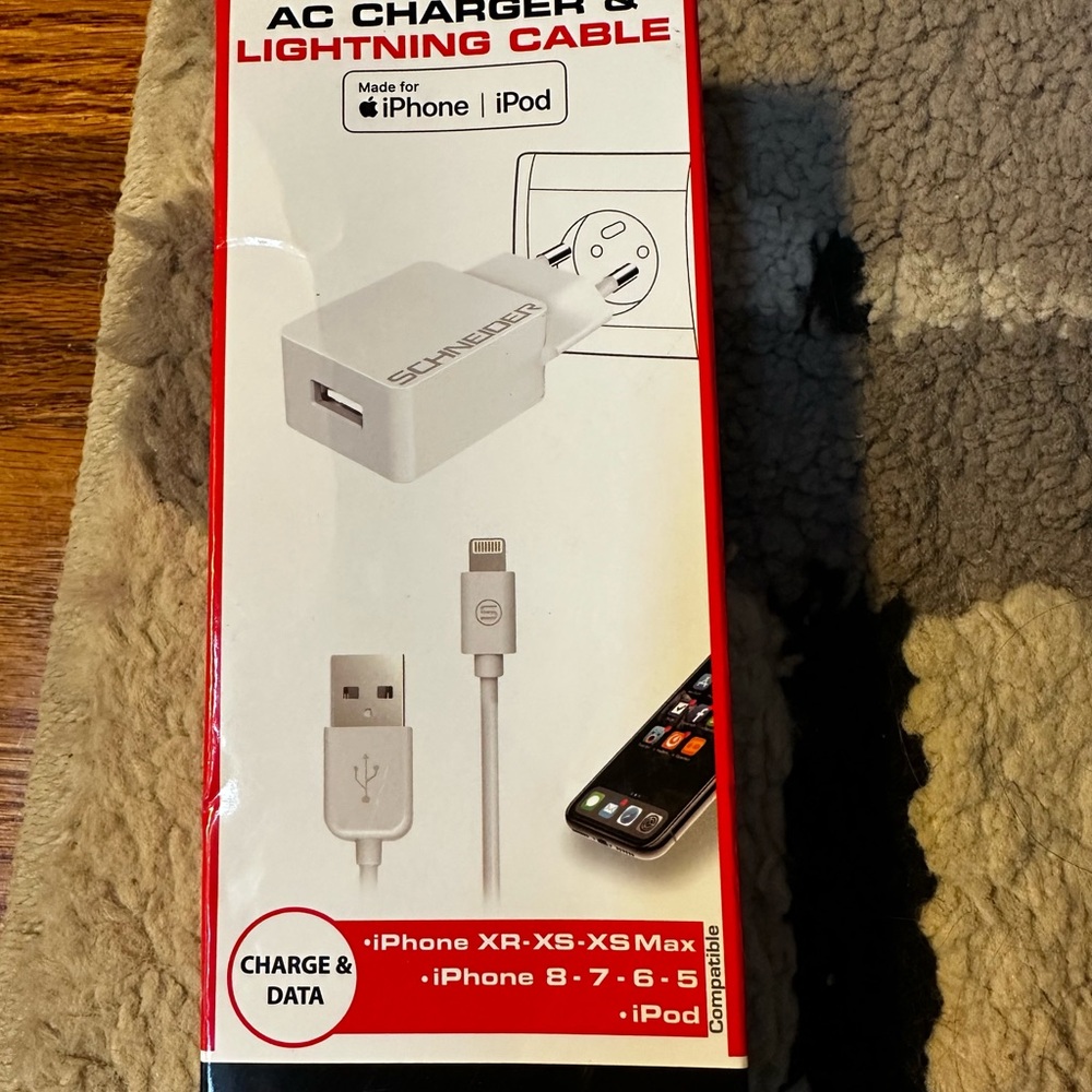 Schneider White AC Charger with Lightning Cable